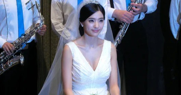 "Búp bê Barbie" xứ Hàn nhận lời cầu hôn 140 tỷ đồng: 44 tuổi nhan sắc thế nào?