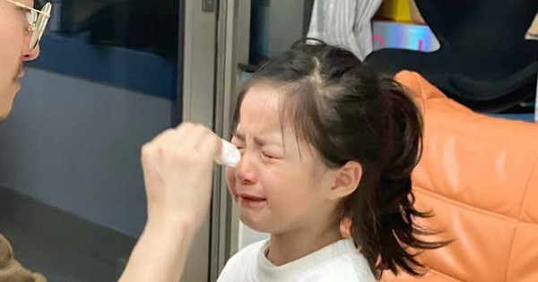 Tưởng là yêu con vô điều kiện nhưng 4 hành động sau của cha mẹ lại vô tình "bóp nghẹt" tương lai trẻ