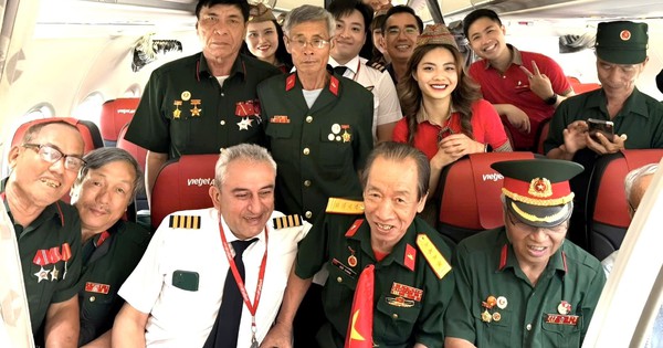 Đoàn khách đặc biệt đi máy bay của tỷ phú Nguyễn Thị Phương Thảo và hành động bất ngờ của đoàn tiếp viên