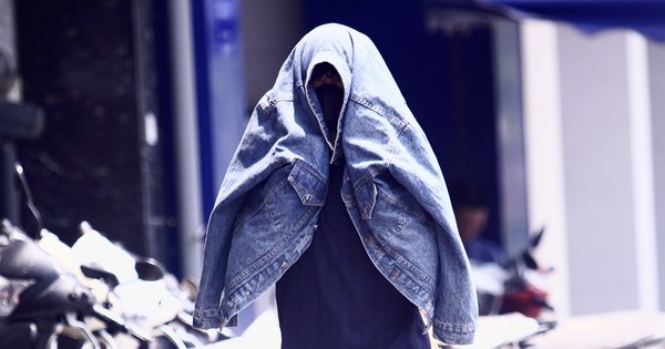 Người dân Thủ đô chật vật với nắng nóng đầu mùa