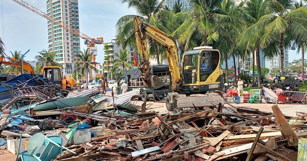 Cưỡng chế loạt quầy bán hàng dọc biển Đà Nẵng