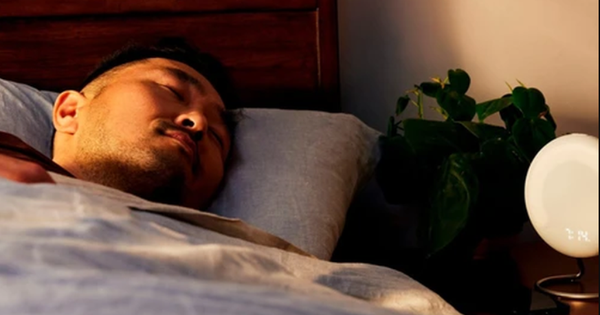 Qua tuổi 65, đi ngủ nhất định phải đặt 3 thứ này ở đầu giường: Có thể cứu nguy vào những thời điểm quan trọng