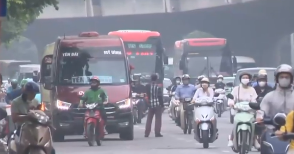 Phớt lờ biển báo cấm, nhiều xe xe khách vẫn dừng đỗ, đón trả khách ngoài bến xe ở Hà Nội