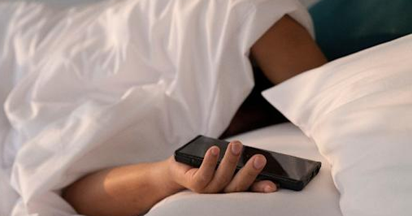 Có nên để điện thoại cách xa 1,5 mét khi ngủ? Không phải vì bức xạ mà vì...