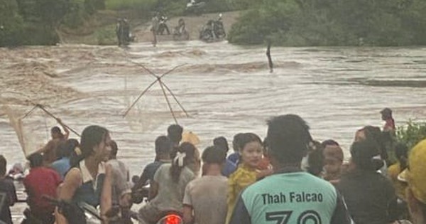 Mưa lớn kéo dài khiến đoạn quốc lộ 25 qua Gia Lai ngập sâu, 200 hộ dân bị cô lập