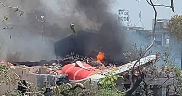 Máy bay chở 242 người rơi trúng khu lưu trú của các bác sĩ, nhân chứng cho biết thi thể và mảnh vỡ nằm ở khắp mọi nơi