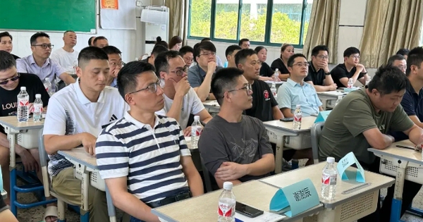 Giáo viên đứng lớp 40 năm nói thẳng: Không tâm linh nhưng nhìn dáng ngồi của cha mẹ khi đi họp phụ huynh, biết ngay con họ giàu sang hay lận đận