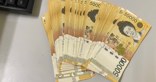 Bọc tiền 5 triệu won nằm chơ vơ ở sân bay