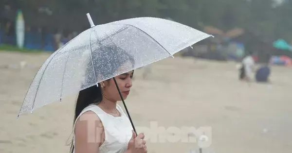 Dành dụm cả năm để đi du lịch Đà Nẵng thì... dính bão