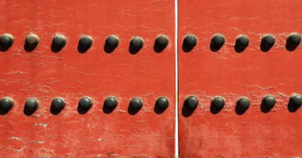 81 chiếc đinh trên cổng Tử Cấm Thành có bí mật gì mà không ai dám chạm vào?