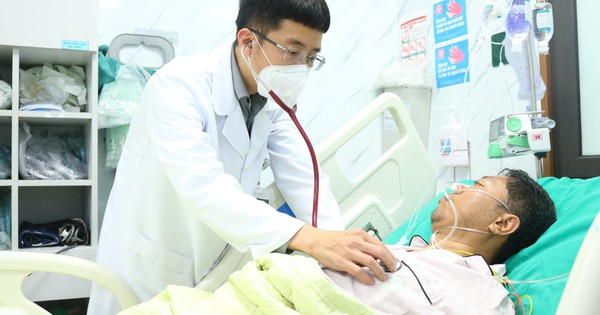 Bác sỹ Bạch Mai kể đêm trắng cấp cứu bệnh nhân đột quỵ: Chưa cứu xong người này thì bệnh nhân khác đã đến