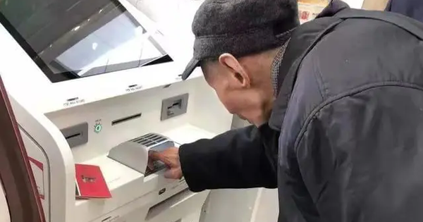 Ra ATM rút tiền để đi chợ, cụ ông 72 tuổi choáng váng vì có tiền giả: Ngân hàng thẳng thừng nói "Không liên quan!"