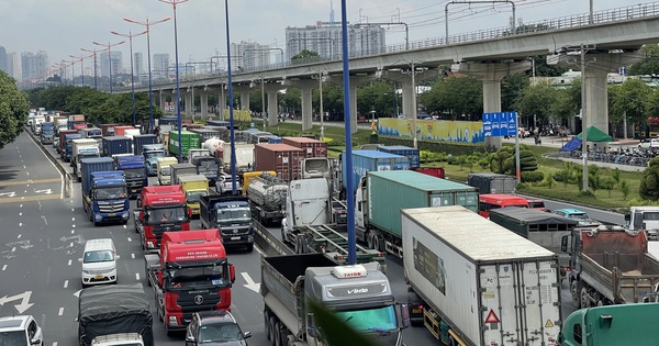 Trưa 14-6, xảy ra ùn ứ giao thông nghiêm trọng ở TP Thủ Đức