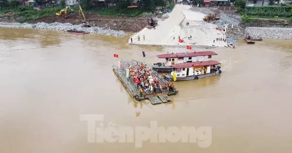 Hình ảnh bộ đội dùng phà quân sự đưa người dân qua sông Hồng