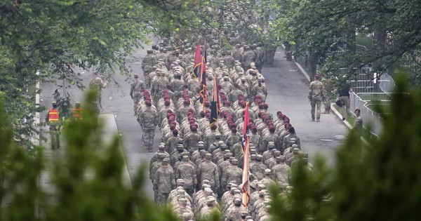 Mỹ duyệt binh rầm rộ bất chấp thời tiết xấu