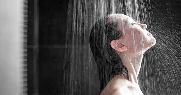 Bạn đang tắm sai cách! Bác sĩ tiết lộ lỗi sai thường gặp có thể ĐE DỌA đến tính mạng