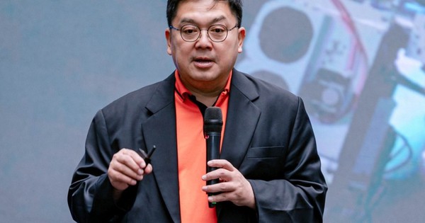 Nhiều bạn trẻ than “phải làm việc 14 tiếng/ngày như bố mẹ”, ông Hoàng Nam Tiến khẳng định: Chăm chỉ may ra đủ ăn khi về già, muốn giàu phải vượt ngưỡng