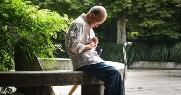 Vợ qua đời, cụ ông 95 tuổi ra ngân hàng rút tiết kiệm 1 tỷ đồng nhưng bị từ chối: "Ông không có quyền thừa kế"