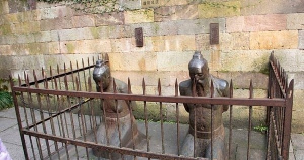 Sự thật về 4 bức tượng quỳ gối ở Trung Quốc, bị người đời đánh đập phỉ nhổ suốt nghìn năm, phải đúc lại 13 lần