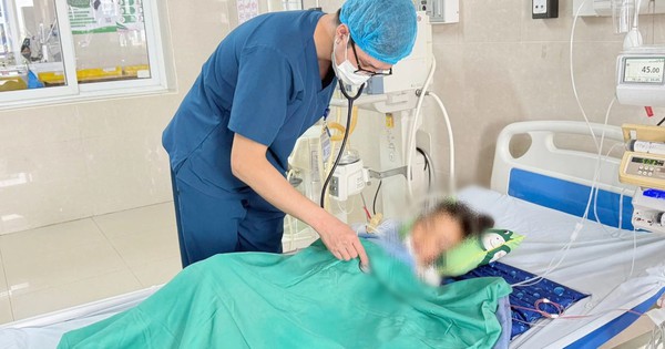 Bé gái 7 tuổi bị rắn cạp nia chui ra từ điều hòa cắn nguy kịch lúc nửa đêm