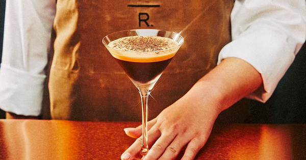 Bị tăng giá thuê, Starbucks Reserve mở cửa hàng mới đối diện "thách thức" vị trí cũ Hàn Thuyên