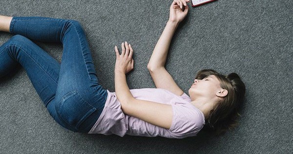 Dấu hiệu ĐỘT QUỴ kéo dài suốt 2 năm, cô gái 25 tuổi tưởng bị cận thị, nhận trái đắng: Liệt nửa người, không thể tự vệ sinh cá nhân…