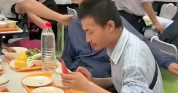 Thiên tài Toán học khổ nhất lúc này, ngồi ăn cũng không yên, báo chí bức xúc viết: Họ không coi anh ấy là người!