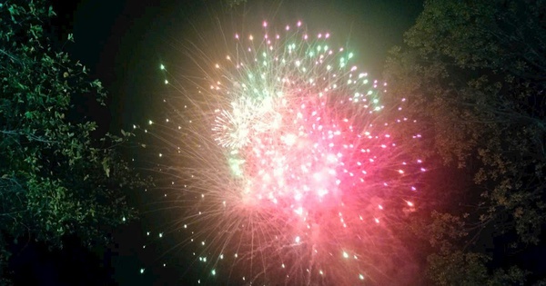 Cà Mau bắn pháo hoa chào mừng sự kiện hợp nhất tỉnh