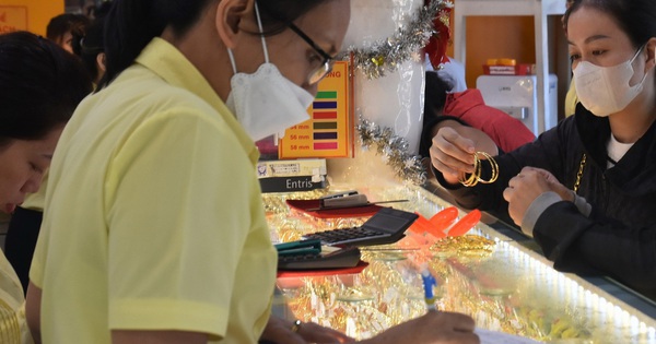 Giá vàng hôm nay, 24-6: Bất ngờ giảm sốc