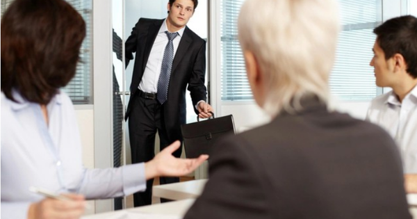 Khi đến muộn, người thường nói “xin lỗi, tôi bị kẹt xe”, người EQ cao không vòng vo, viện cớ mà ghi điểm nhờ cách trả lời tinh tế này