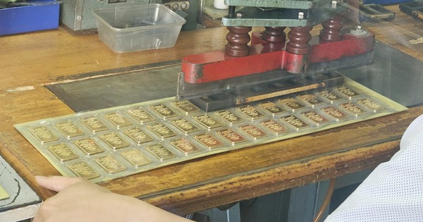 Vì sao giá vàng trong nước neo cao bất thường?