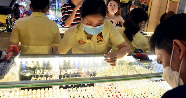 Nhiều người vẫn chờ giá vàng SJC giảm, thu hẹp chênh lệch với thế giới