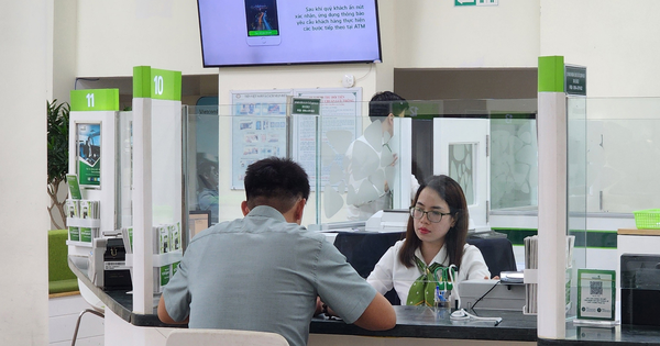 Sắp có thay đổi lớn khi rút tiền tại quầy giao dịch ngân hàng