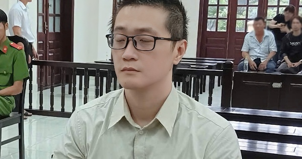 Sỉ nhục rồi đánh người yêu cũ giữa quán cà phê