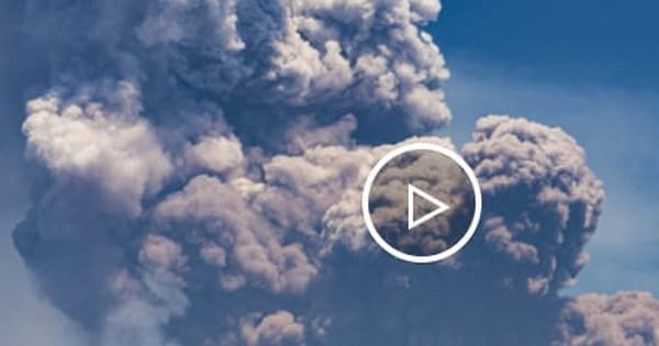 Khoảnh khắc du khách leo đỉnh hốt hoảng bỏ chạy vì núi lửa bất ngờ phun trào