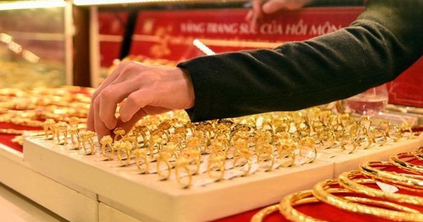 Giá vàng nhẫn bật tăng nhẹ bất chấp giá vàng thế giới đi xuống