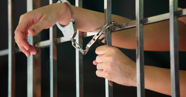 Nhóm cựu cảnh sát hình sự nhận tiền để bỏ qua cho cán bộ ngân hàng mang cần sa