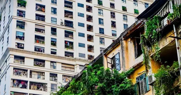 Hình ảnh đối lập giữa chung cư mới và cũ ở Hà Nội