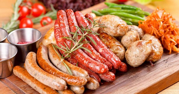 Bác sĩ BV Bệnh Nhiệt đới Trung ương hướng dẫn cách nhận biết thịt lợn bệnh trong xúc xích, giò chả