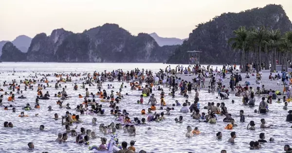 Nguy cơ mất an toàn ở bãi tắm Hạ Long