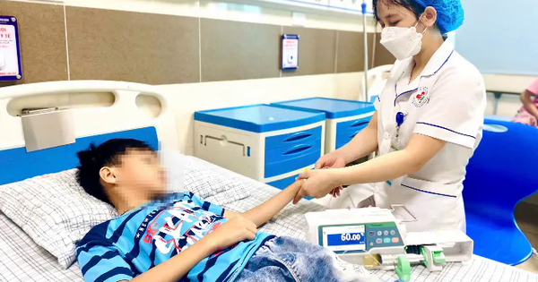 Bé trai sốc nhiệt do vào phòng lạnh sau khi chơi ngoài trời