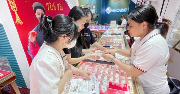 ‘Người anh em’ của vàng lập kỷ lục cao nhất trong 13 năm: Bạc miếng mẫu mã đẹp cháy hàng