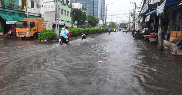 TP HCM đang mưa dông xối xả, có nơi đã ngập nước