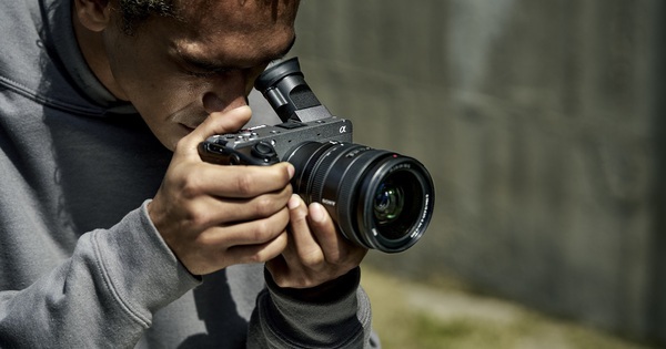 Máy quay nhỏ gọn Sony FX2, giá gần 75 triệu đồng, ‘hợp’ các nhà làm phim độc lập