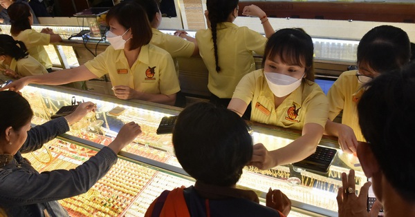Giá vàng hôm nay, 4-7: Bất ngờ đảo chiều lao dố...