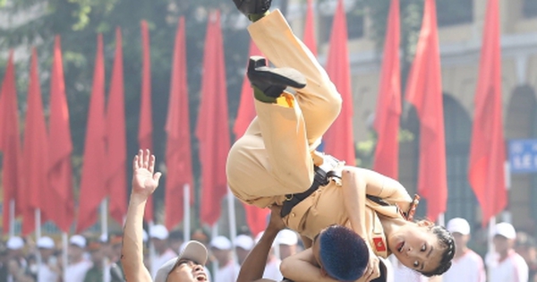 Nữ CSGT bật người xoay tròn trên không quật ngã 2 "quái xế" trên phố Hà Nội