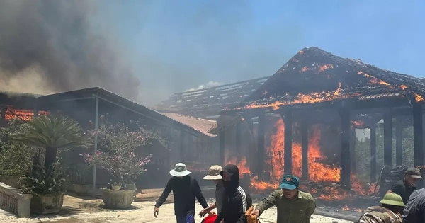 3 căn nhà gỗ quý hiếm bất ngờ cháy ngùn ngụt giữa trưa nắng chưa rõ nguyên nhân