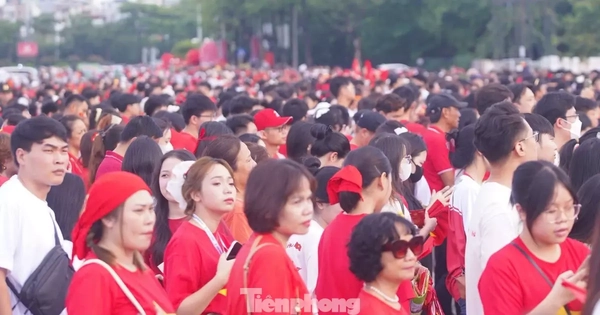 Biển người đổ về Mỹ Đình sau trận mưa lớn