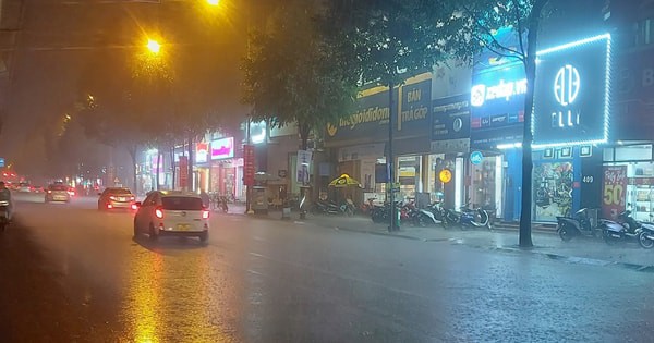 Hà Nội mưa lớn, xuất hiện lũ trên các sông trong thành phố