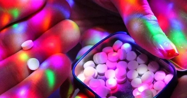 Cô gái 21 tuổi đánh mẹ, "cười một mình vô cớ" vì rối loạn tâm thần do ma túy